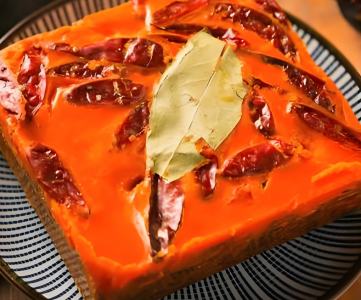 重慶火鍋底料批發(fā)市場(chǎng)質(zhì)量參差，為何定制廠(chǎng)家成為更優(yōu)之選？
