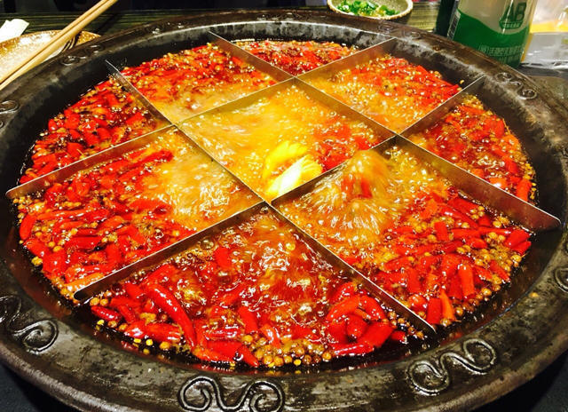  重慶火鍋底料批發(fā)對火鍋文化的闡述 重慶火鍋底料批發(fā)主要提供火鍋底料的銷(xiāo)售，對于一家生意很好的火鍋店來(lái)講，選擇一家穩定的供應商是保證生意的必要措施，一般來(lái)講，進(jìn)行長(cháng)期合作的廠(chǎng)家在口味上才能夠進(jìn)行還原，避免了頻繁換供應商對口味帶來(lái)的變化。 重慶火鍋種類(lèi)繁多，主要以毛肚為主，當然每道菜都有重慶風(fēng)味。調味料也以芝麻油、蒜泥、香菜、洋蔥、蠔油等輔助蘸料為基礎。吃得很豪放，尤其是在夏天，重慶火鍋赤手空拳，能感受到重慶火鍋帶來(lái)的浸泡。只有當你真正享受辛辣的火鍋時(shí)，你才能品嘗到重慶火鍋的特色。這是重慶特有的風(fēng)味，也是重慶火鍋在吃的時(shí)候可以體驗到的靈魂深處。重慶的火鍋充滿(mǎn)了時(shí)代的氣息。每一口火鍋都能見(jiàn)證重慶火鍋的歷史發(fā)展。在這樣的環(huán)境下，重慶火鍋帶來(lái)了時(shí)代的呼喚，發(fā)出了美食的號角，繼承了傳統的美食，創(chuàng  )造了重慶火鍋更好的口味。 重慶火鍋底料批發(fā)從歷史文化的角度出發(fā)，可以說(shuō)重慶火鍋是百年歷史，在不斷精細化的工作過(guò)程中，重慶火鍋吸引了更多的人去認識，在飲食中也涵蓋了更多的歷史文化，取得了更大的成就。重慶火鍋基地的也讓人們記住了重慶的文化意義?；疱伝夭牧蠌S(chǎng)生產(chǎn)和生產(chǎn)火鍋基地材料是歷史發(fā)展的結合，而且在不斷生產(chǎn)的基礎材料中可以有多種口味和經(jīng)驗，這也是對重慶火鍋的認可，是重慶火鍋精神的歷史驅動(dòng)。重慶火鍋的味道是很有特點(diǎn)的，特別是我們吃火鍋的時(shí)候，我們可以識別和體驗火鍋的味道。重慶火鍋在吃火鍋時(shí)，會(huì )帶來(lái)一定的特色和各種口味，所以火鍋的味道也可以被更多人接受和喜歡。 重慶火鍋底料批發(fā)的風(fēng)味體現在多樣化的格局中。說(shuō)重慶火鍋的多樣性真的沒(méi)有覆蓋，更不用說(shuō)重慶火鍋中的紅油黃油了。重慶火鍋的香辣味足以讓更多的人喜歡。當然，目前重慶火鍋種類(lèi)較多，但所有的基礎材料都圍繞著(zhù)重慶火鍋展開(kāi)。美味的麻辣鍋，正宗的重慶火鍋，精致的火鍋，吃起來(lái)正宗的味道，是重慶火鍋帶來(lái)的享受。 為了追求健康，重慶火鍋帶來(lái)了越來(lái)越多的基礎材料。在基礎材料上，滋補木耳湯火鍋也可以帶來(lái)這個(gè)時(shí)代的正宗味道，吃在嘴里，享受美味的重慶火鍋。重慶火鍋的番茄火鍋很有特色，可以是酸辣的，可以是酸辣的，但是吃這種火鍋，你可以享受到重慶火鍋的美味，是重慶火鍋從主料到主料的絕配。當然，這種重慶火鍋有著(zhù)獨特的風(fēng)味，是對重慶風(fēng)味的體驗和認識。但我們吃的是火鍋。我們所享受的是重慶的品味和體驗。