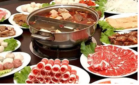  重慶火鍋底料批發(fā)對火鍋文化的闡述 重慶火鍋底料批發(fā)主要提供火鍋底料的銷(xiāo)售，對于一家生意很好的火鍋店來(lái)講，選擇一家穩定的供應商是保證生意的必要措施，一般來(lái)講，進(jìn)行長(cháng)期合作的廠(chǎng)家在口味上才能夠進(jìn)行還原，避免了頻繁換供應商對口味帶來(lái)的變化。 重慶火鍋種類(lèi)繁多，主要以毛肚為主，當然每道菜都有重慶風(fēng)味。調味料也以芝麻油、蒜泥、香菜、洋蔥、蠔油等輔助蘸料為基礎。吃得很豪放，尤其是在夏天，重慶火鍋赤手空拳，能感受到重慶火鍋帶來(lái)的浸泡。只有當你真正享受辛辣的火鍋時(shí)，你才能品嘗到重慶火鍋的特色。這是重慶特有的風(fēng)味，也是重慶火鍋在吃的時(shí)候可以體驗到的靈魂深處。重慶的火鍋充滿(mǎn)了時(shí)代的氣息。每一口火鍋都能見(jiàn)證重慶火鍋的歷史發(fā)展。在這樣的環(huán)境下，重慶火鍋帶來(lái)了時(shí)代的呼喚，發(fā)出了美食的號角，繼承了傳統的美食，創(chuàng  )造了重慶火鍋更好的口味。 重慶火鍋底料批發(fā)從歷史文化的角度出發(fā)，可以說(shuō)重慶火鍋是百年歷史，在不斷精細化的工作過(guò)程中，重慶火鍋吸引了更多的人去認識，在飲食中也涵蓋了更多的歷史文化，取得了更大的成就。重慶火鍋基地的也讓人們記住了重慶的文化意義?；疱伝夭牧蠌S(chǎng)生產(chǎn)和生產(chǎn)火鍋基地材料是歷史發(fā)展的結合，而且在不斷生產(chǎn)的基礎材料中可以有多種口味和經(jīng)驗，這也是對重慶火鍋的認可，是重慶火鍋精神的歷史驅動(dòng)。重慶火鍋的味道是很有特點(diǎn)的，特別是我們吃火鍋的時(shí)候，我們可以識別和體驗火鍋的味道。重慶火鍋在吃火鍋時(shí)，會(huì )帶來(lái)一定的特色和各種口味，所以火鍋的味道也可以被更多人接受和喜歡。 重慶火鍋底料批發(fā)的風(fēng)味體現在多樣化的格局中。說(shuō)重慶火鍋的多樣性真的沒(méi)有覆蓋，更不用說(shuō)重慶火鍋中的紅油黃油了。重慶火鍋的香辣味足以讓更多的人喜歡。當然，目前重慶火鍋種類(lèi)較多，但所有的基礎材料都圍繞著(zhù)重慶火鍋展開(kāi)。美味的麻辣鍋，正宗的重慶火鍋，精致的火鍋，吃起來(lái)正宗的味道，是重慶火鍋帶來(lái)的享受。 為了追求健康，重慶火鍋帶來(lái)了越來(lái)越多的基礎材料。在基礎材料上，滋補木耳湯火鍋也可以帶來(lái)這個(gè)時(shí)代的正宗味道，吃在嘴里，享受美味的重慶火鍋。重慶火鍋的番茄火鍋很有特色，可以是酸辣的，可以是酸辣的，但是吃這種火鍋，你可以享受到重慶火鍋的美味，是重慶火鍋從主料到主料的絕配。當然，這種重慶火鍋有著(zhù)獨特的風(fēng)味，是對重慶風(fēng)味的體驗和認識。但我們吃的是火鍋。我們所享受的是重慶的品味和體驗。